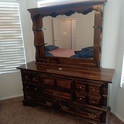 Beautiful Vintage Oak Dresser With Mirror