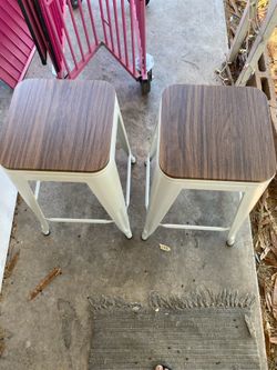 Like new Carnegy Avenue 24in White Bar Stools