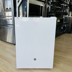 GE 5.6 cu. ft. Mini Fridge in White GCE06GGHWW 7X 
