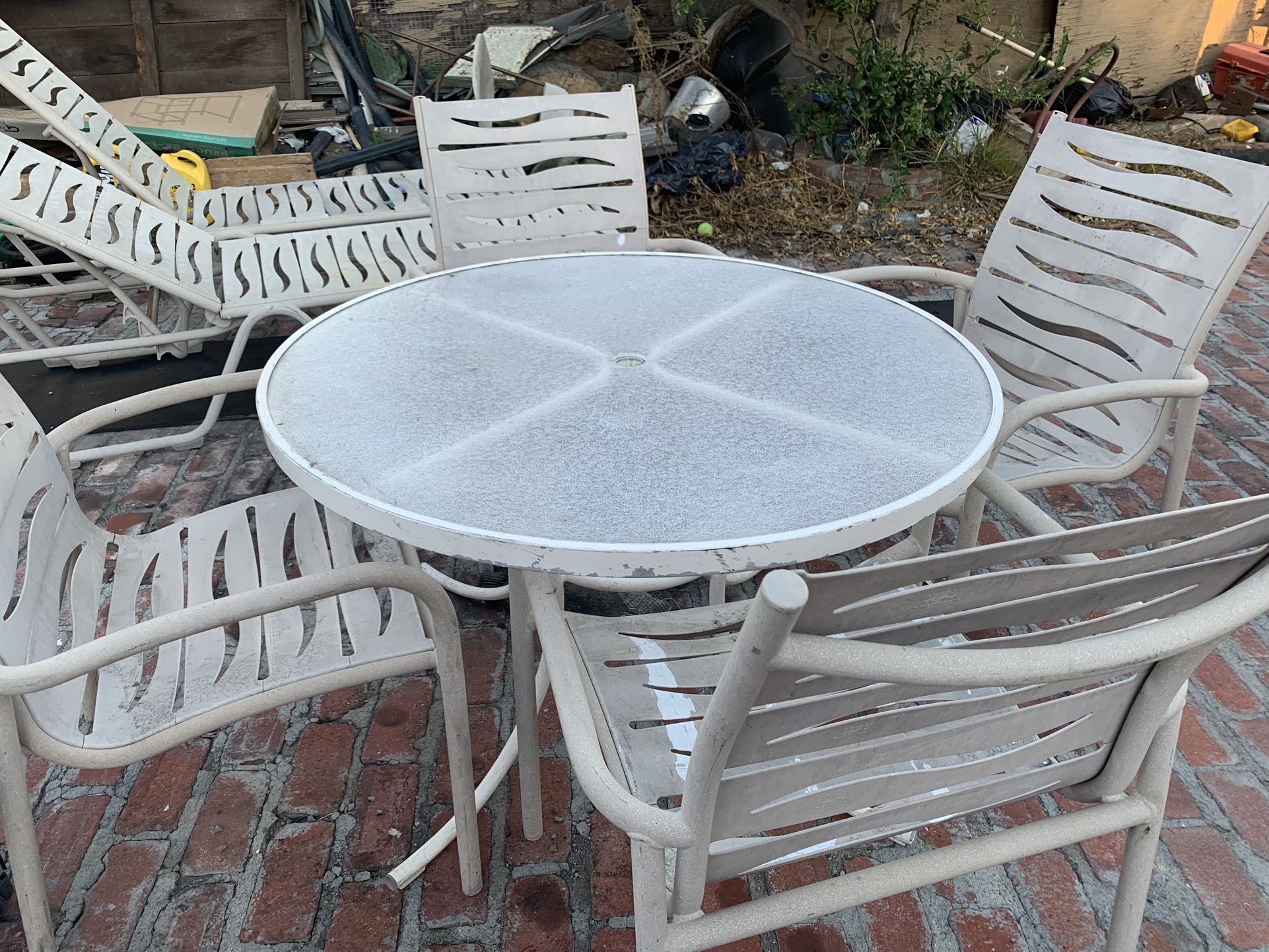 Mesa de 4 sillas y dos sillones para patio