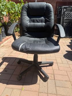 Black Office Chair with Armrests – Good Condition