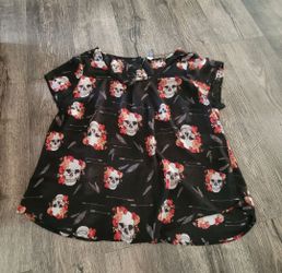 Torrid Black Skull Floral Print Short Sleeve Top
