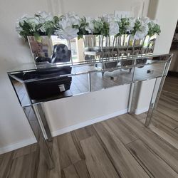 Beautiful mirror entry table  great condition