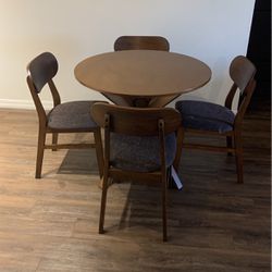 Beautiful Walnut Round Table With 4 Chairs 35”