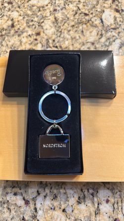 NORDSTROM NEW 2015 GOLD PACESETTER KEYCHAIN NEW IN BOX VERY RARE $45 obo