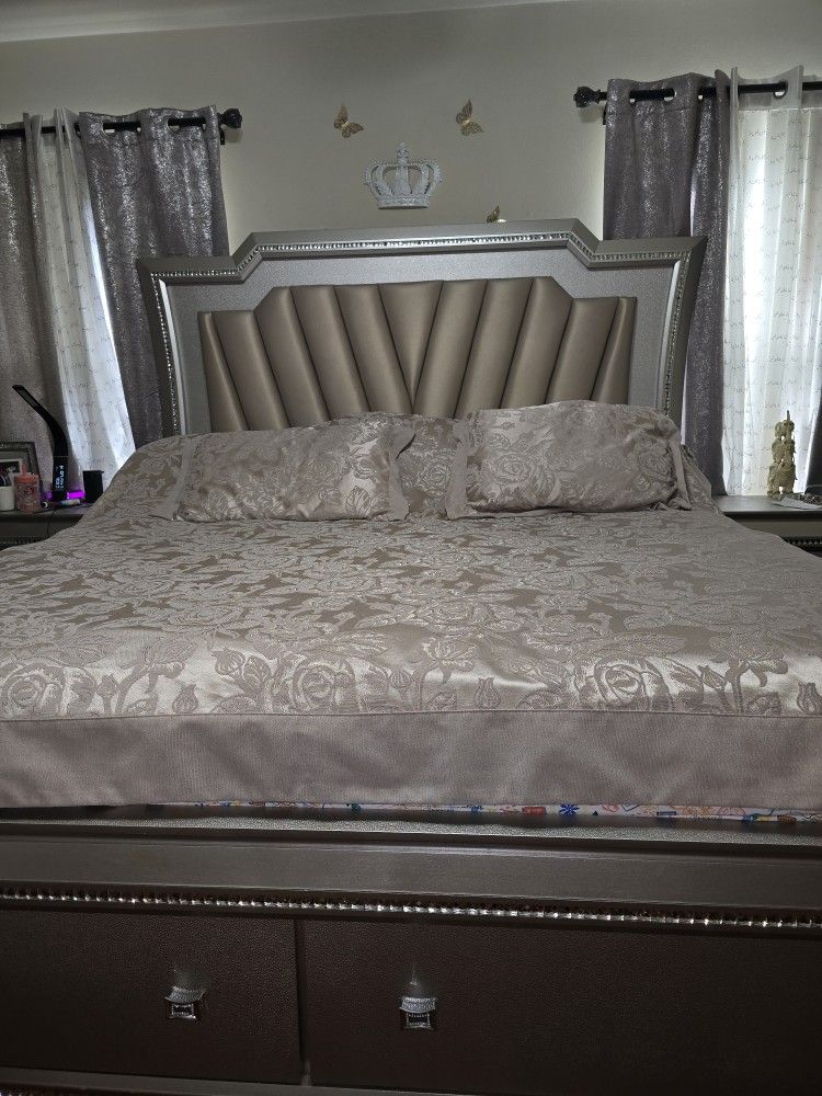 6 Pcs Bedroom Set, King Bed , DRESSER, Drawer With Mirror And 2 Nightstands OBO