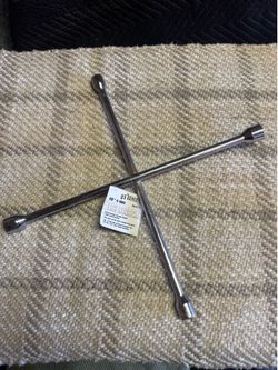 BRAND NEW LUG WRENCH
