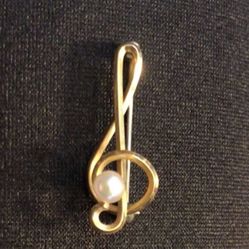 Gold with pearl music treble clef pin