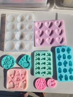 Silicone & Plastic Molds For Resin