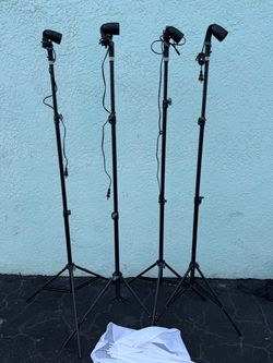 LINCO Photography Studio Lighting Kit – 4 Light Stands + 4 Lamp Holders + 2 Umbrellas