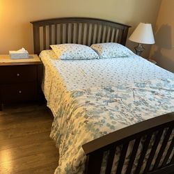 Wood Bedroom Furniture Set In Good Condition 