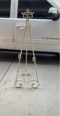Caballete De Metal Color Ivory, 56 High 18 1/2 Width Of The Bottom
