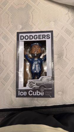 Ice cube dodger bobble head
