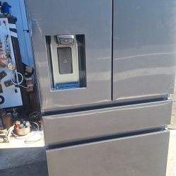 SAMSUNG, COUNTER DEPTH. SIZE REFRIGERATOR 