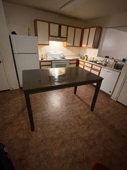 Black dining room table (wood)￼
