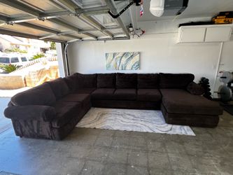 Large brown 3 pc sectional couch ( Delivery available)