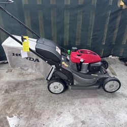 BRAND NEW LAWNMOWER HONDA HRX-217 /200cc  THE LAWNMOWER IS SELF PROPELLED. TWIN BLADE . XENOY DECK NEVER GER RUST, DENT or CORRODE Incredibly strong..