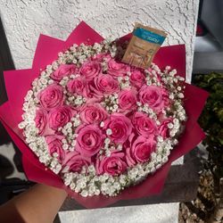25 Count Bouquet With Baby’s Breath/ Ramo De 25 Rosas Con Flor De Nube