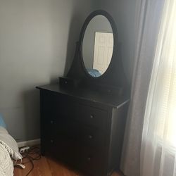 Dresser With Mirror