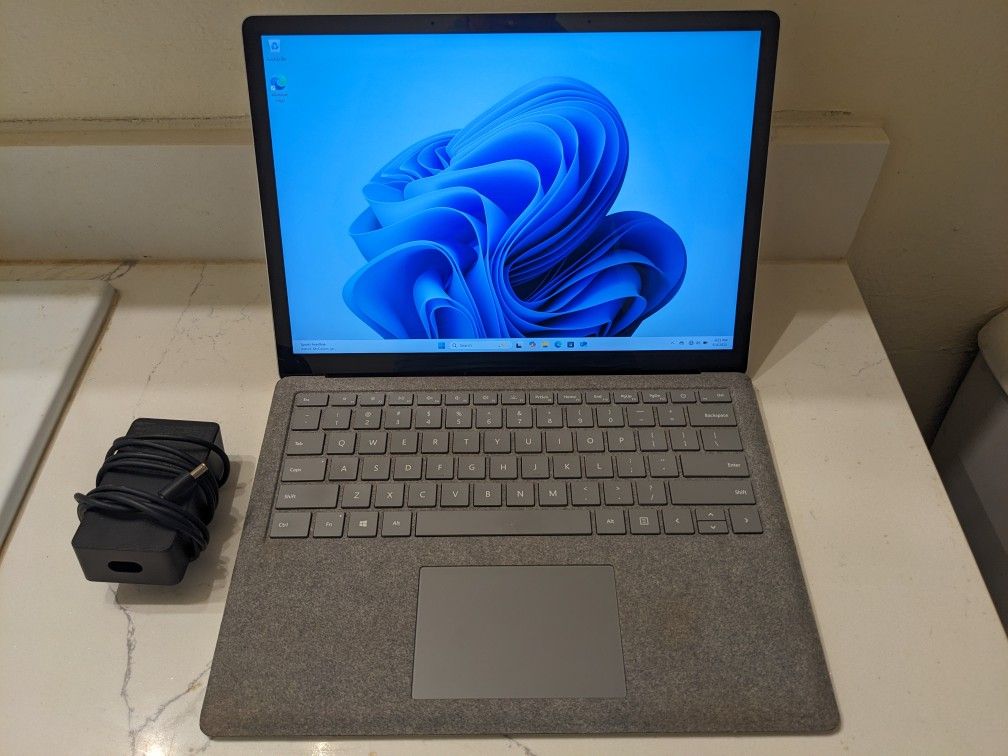 Microsoft 13.5" Surface Book 2 2K Touchscreen Laptop - Intel Core i5 3.6ghz, Samsung 256gb Nvme SSD, 8gb RAM, Gaming HD 620 Minecraft, Backlit, Win11