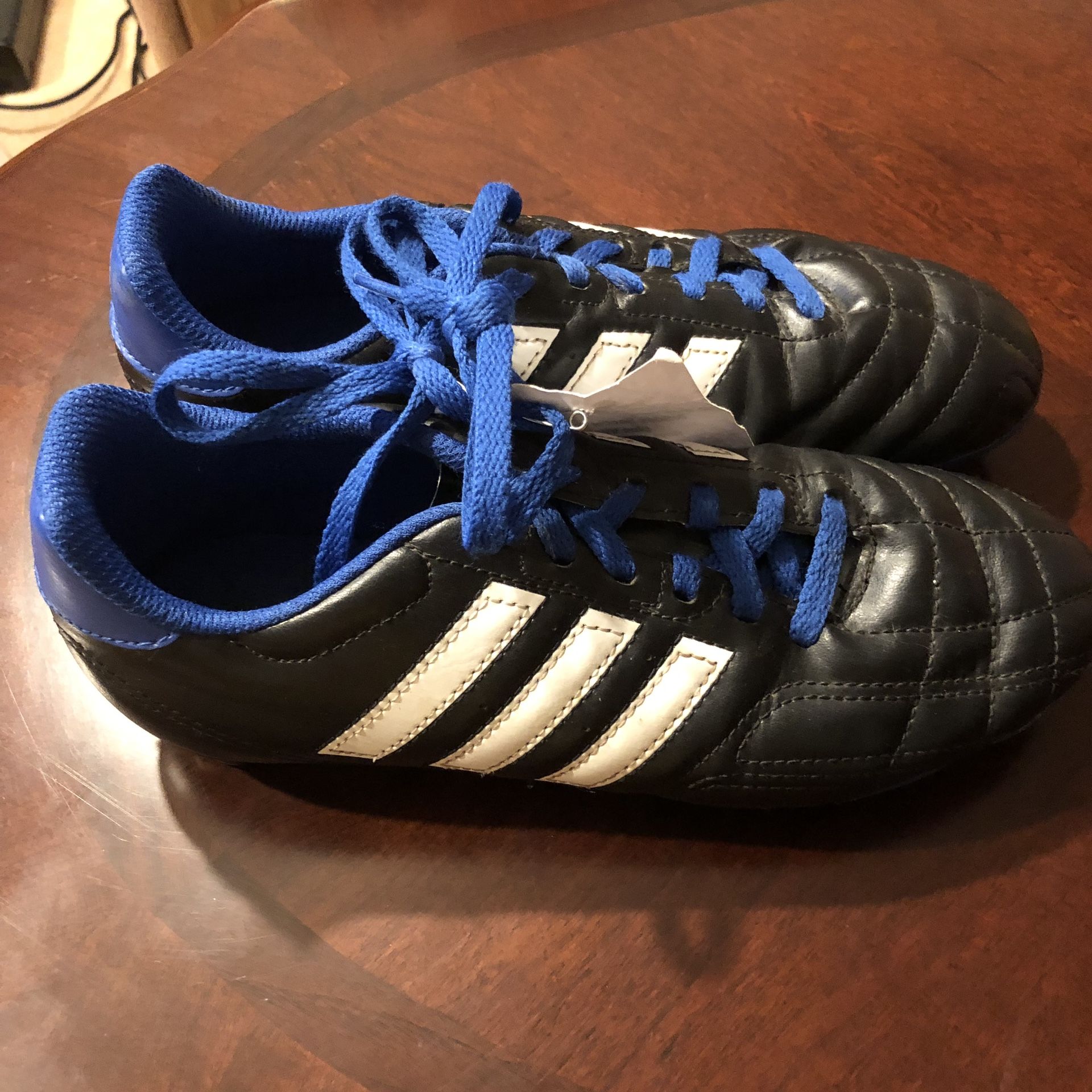 Kids Adidas soccer cleats Size 5 - used 1 season