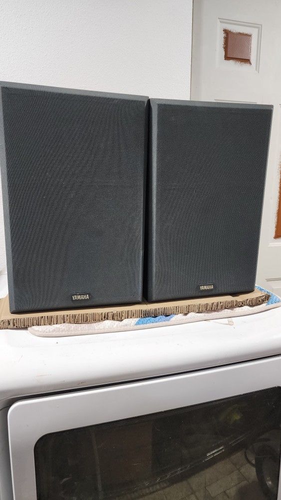 BOCINAS YAMAHA DE 140 WATTS Y 8 OHMS.