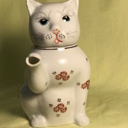 Cat Teapot , Vintage  . 