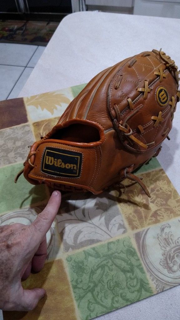 Wilson A9860 Softball Baseball Glove