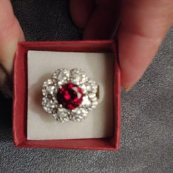Stunning Round Flowers Design Ladies Ring, size 8🌹