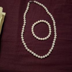 Pearl necklace and bracelet