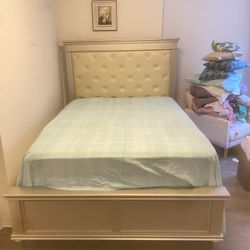 Queen Size Bedroom Set For Sale 