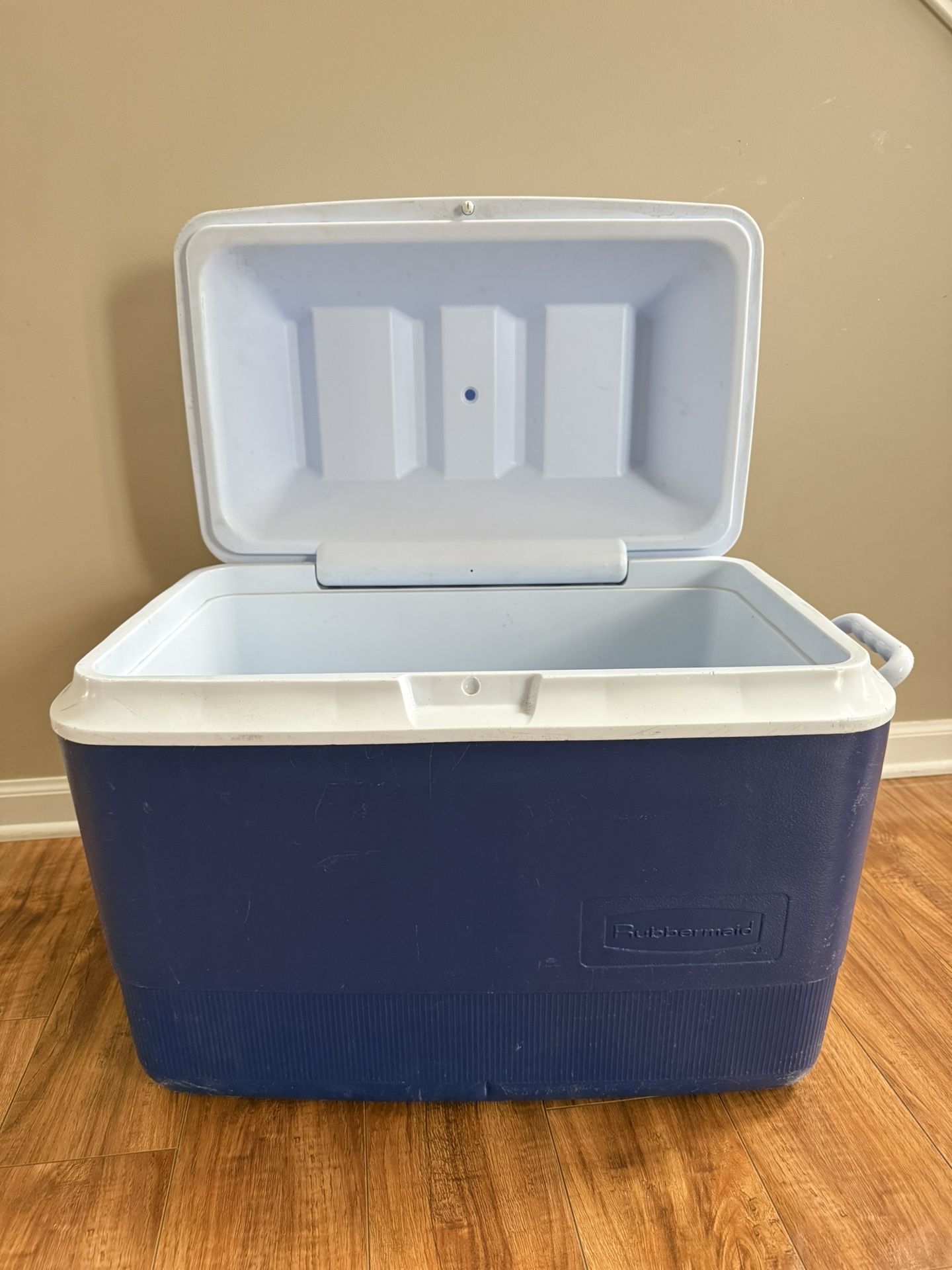 Rubbermaid Cooler - 56 Qt
