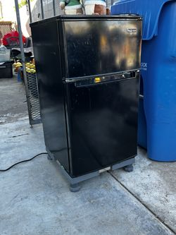 3.1 Cu Ft Mini Fridge In Black magic chef USED W/universal Base Stand