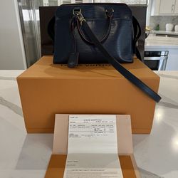 Monogram Classic Shawl Louis Vuitton for Sale in Houston, TX - OfferUp