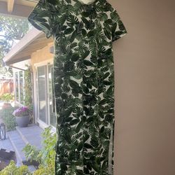 Woman’s Tropical Print Leaf Green  Dress Short Sleeve Crew Neck High Slits sz M