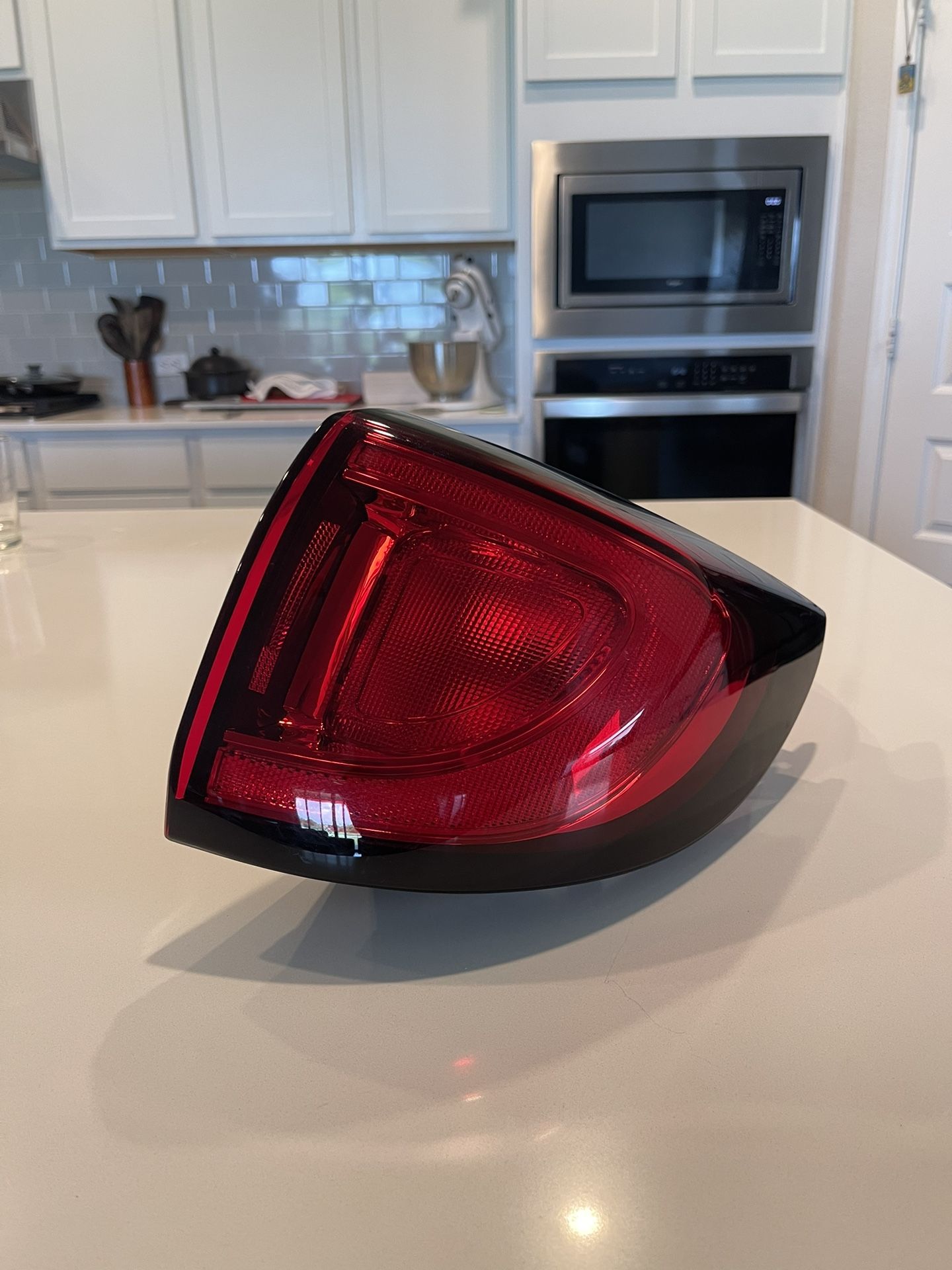 2017 2018 2019 CHRYSLER PACIFICA OUTER RIGHT SIDE TAIL LIGHT CAPA