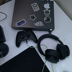 Xbox Console, Controller, Headphones