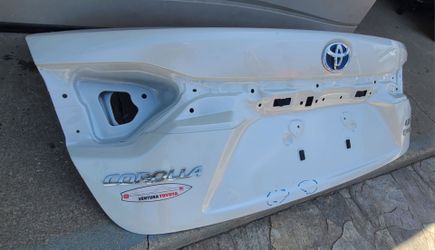 2020 - 2025 TOYOTA COROLLA TRUNK LID DECKLID HATCH GATE USED OEM.  Y9