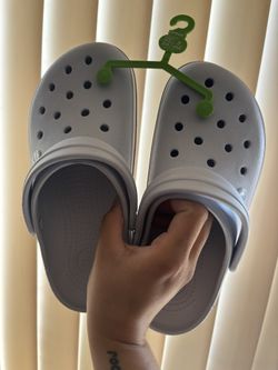 NEW women’s 8 Crocs
