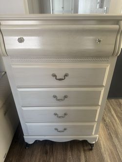 DRESSER