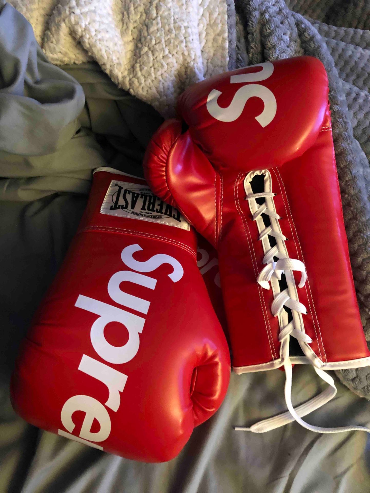 Red Everlast Supreme boxing gloves 12oz