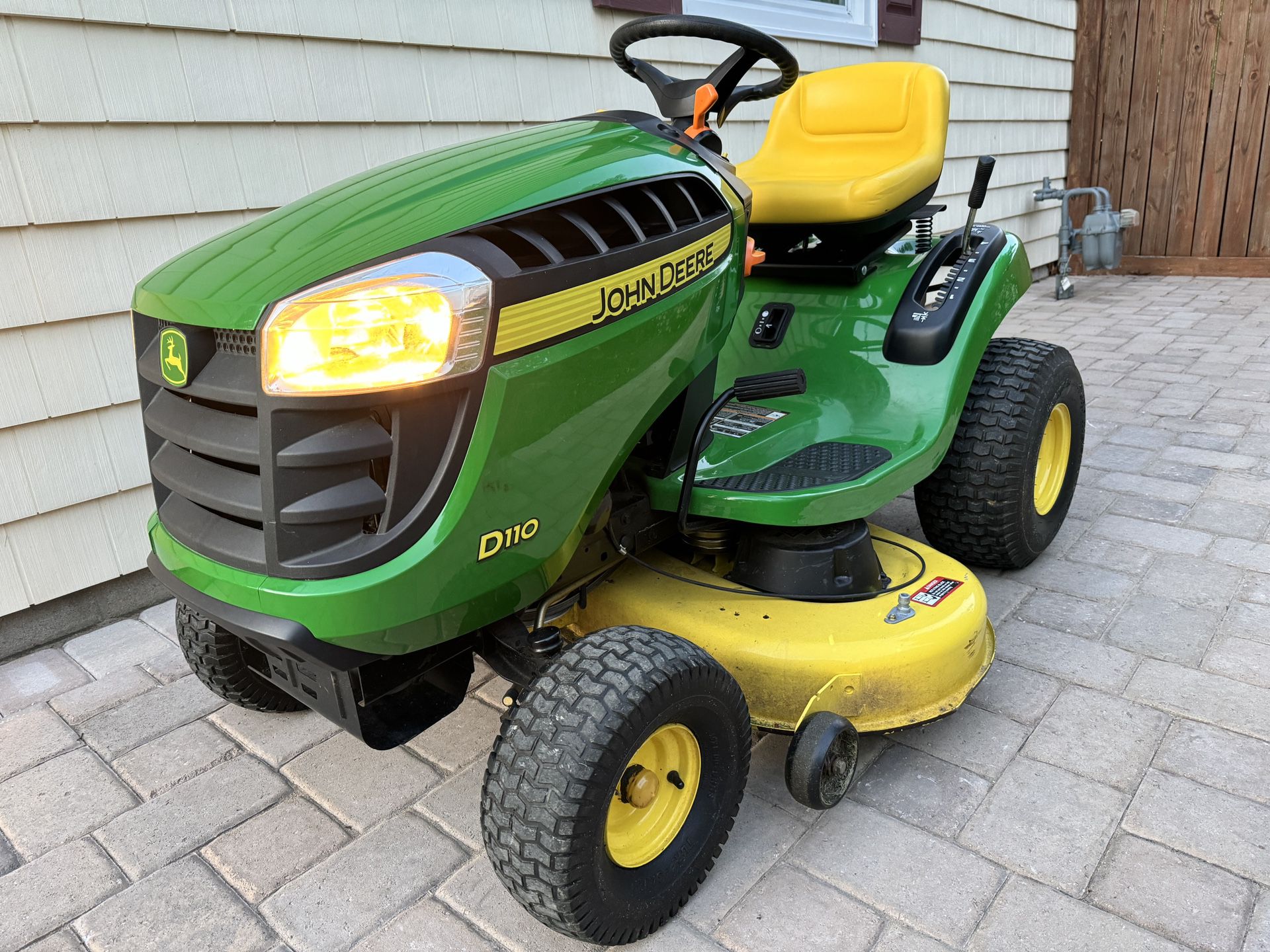 John Deere Riding Lawn Mower/Tractor