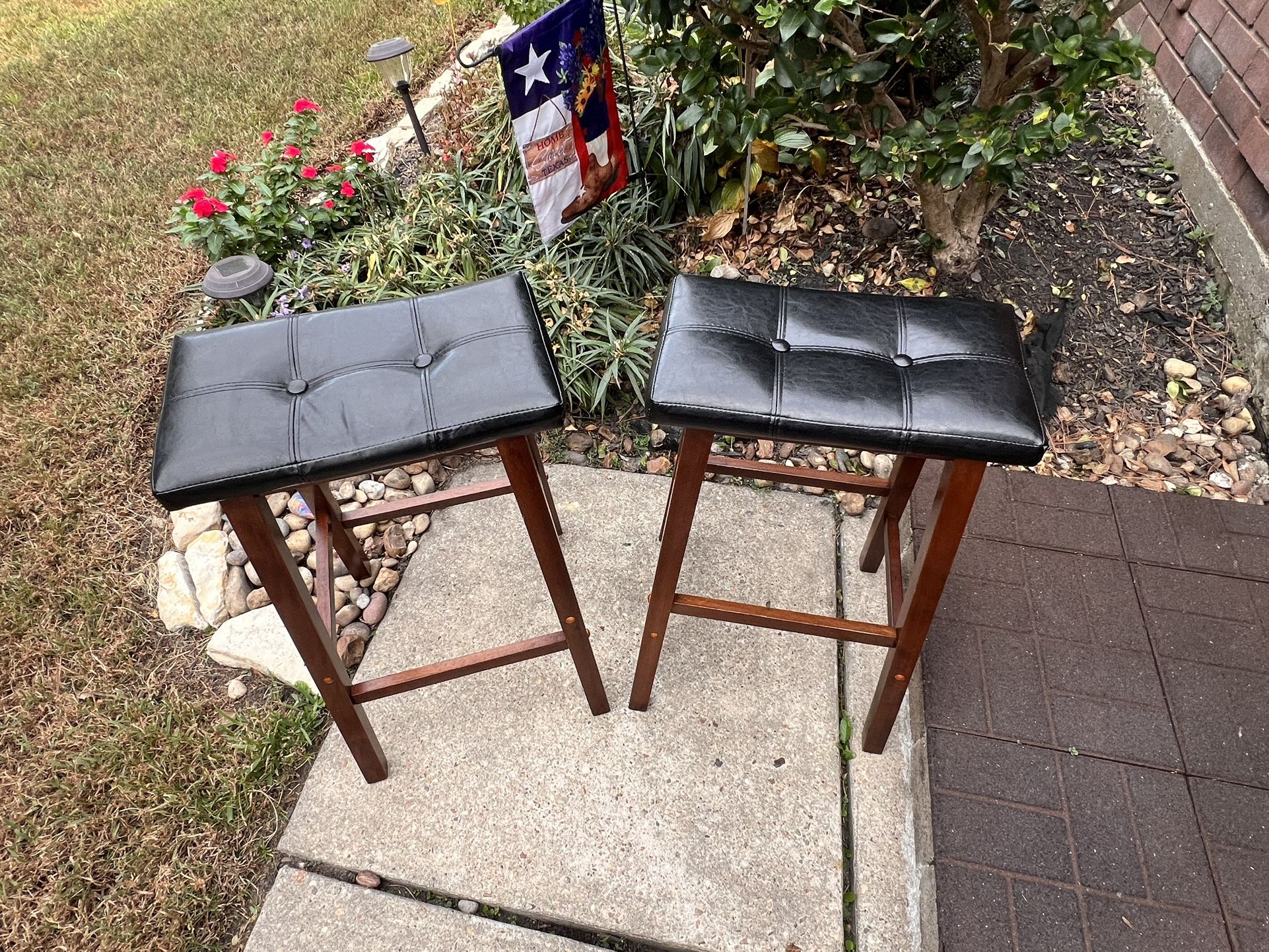 Coffee Table And Barstools 