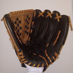 Adult 13" Easton Baseball Glove ...Used Good Condition 