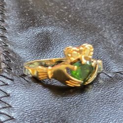 * 14K Gold Irish Claddah Ring w/ Emerald * 💍 ☘️ 