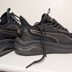 Woman's Pumas Size 11