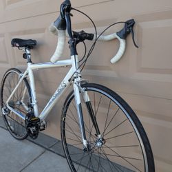 700x25c. TREK UNISEX ROAD RACING BIKE. (19.5"). ALUMINUM & CARBON. FRESHLY TUNE UP. 👌🏼