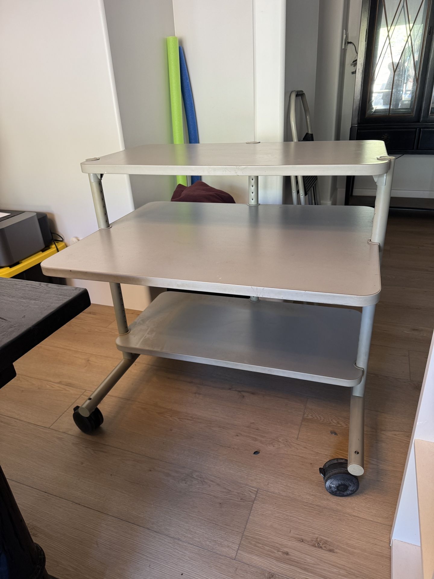 Solid Computer Rolling desk W/ Lockable Wheels 
