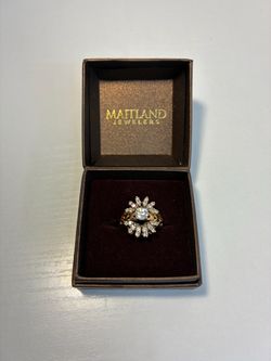 Beautiful 14k gold ring with white diamonds Sz 5