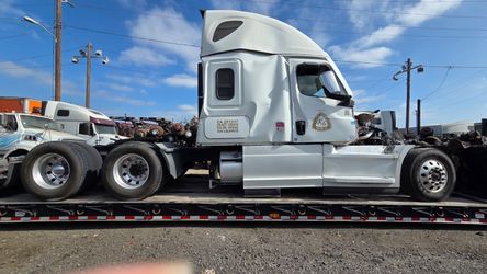 2020 Cascadia 126 *FOR PARTS*